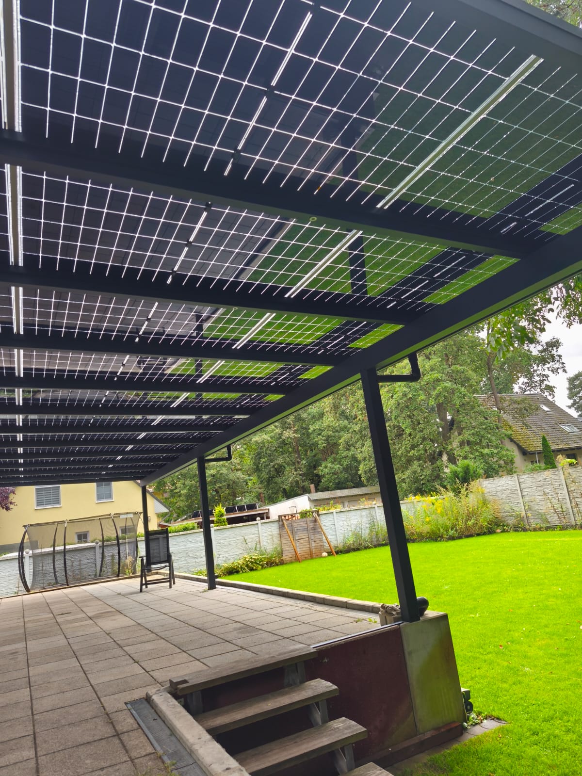 Detailansicht der anthrazitfarbenen Aluminium-Unterkonstruktion des Solar-Terrassendachs