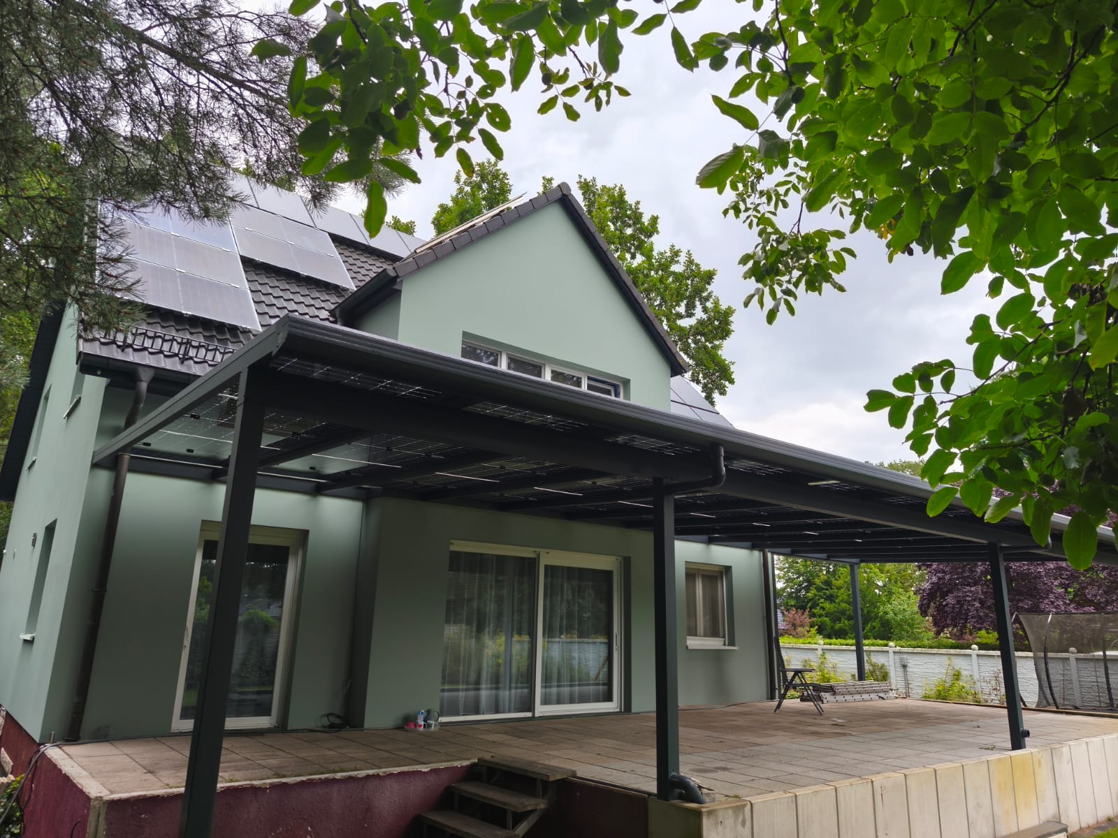 Seitenansicht der Terrassenüberdachung mit lichtdurchlässigen Glas-Glas-Solarmodulen