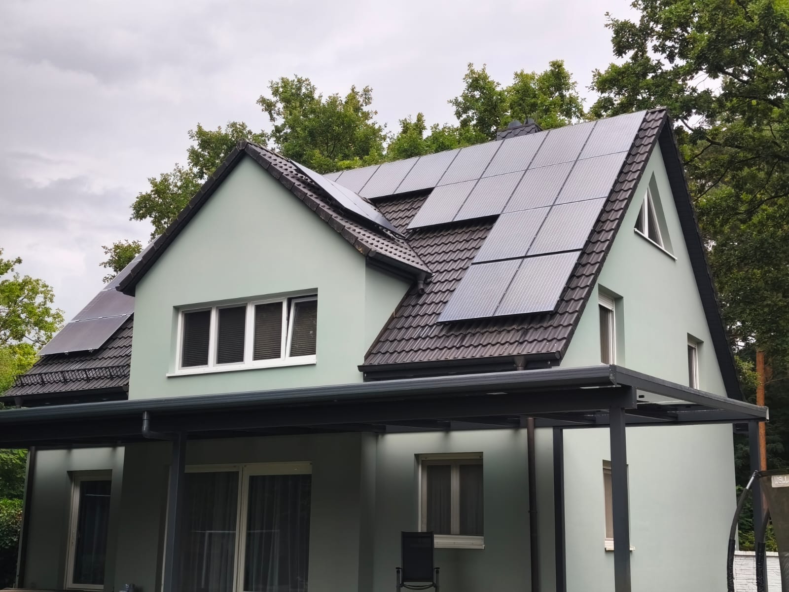 Aufdach-Photovoltaikanlage auf dem Satteldach ergänzt durch das Solar-Terrassendach